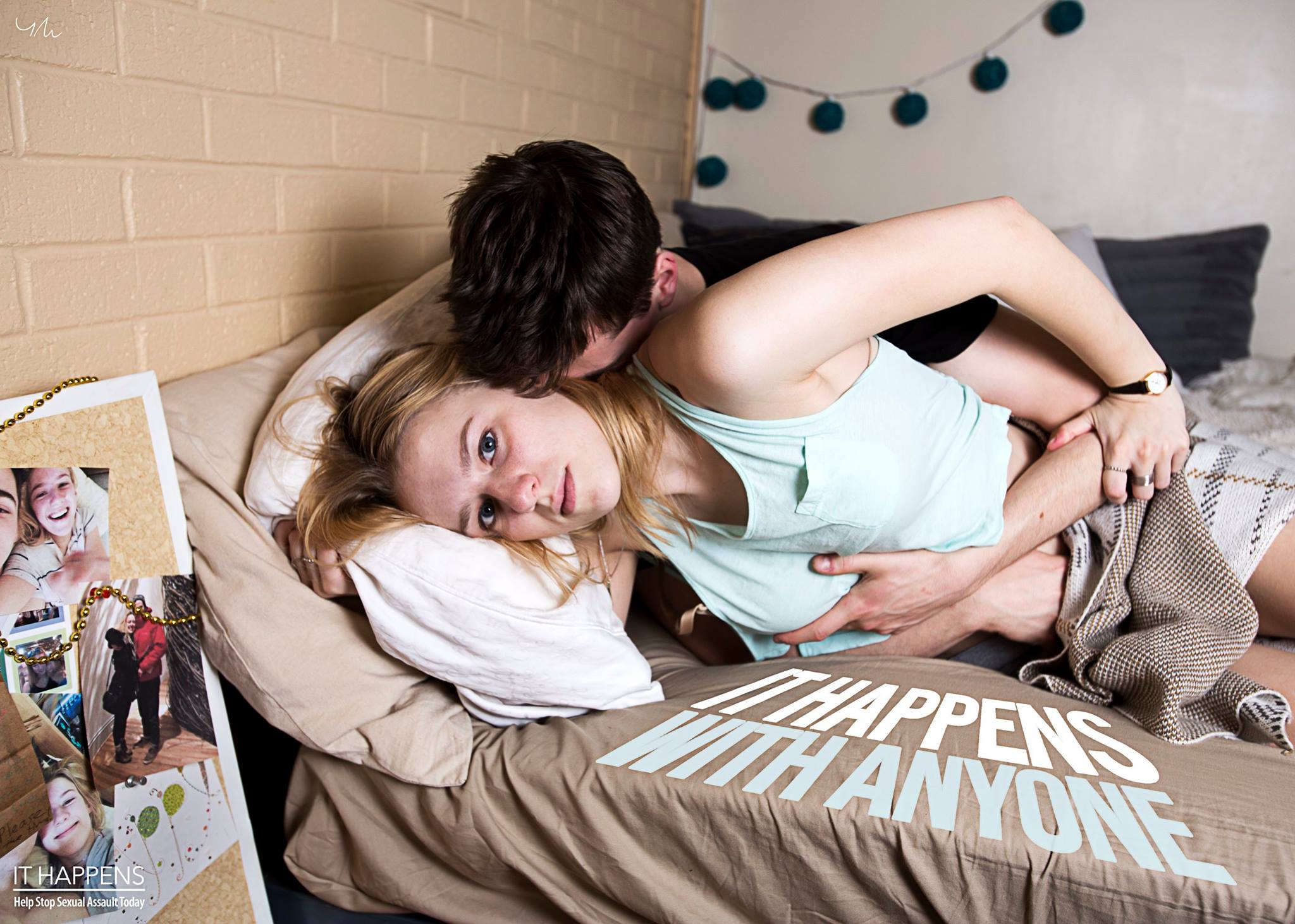 Две красивые студентки шарахаются с общим другом в спальне