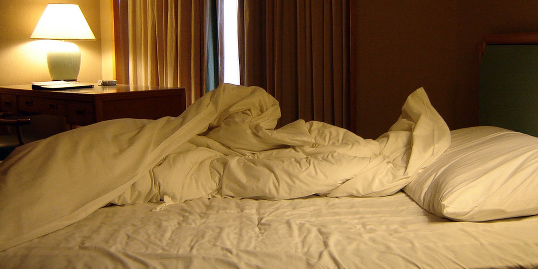Смятая постель в гостинице