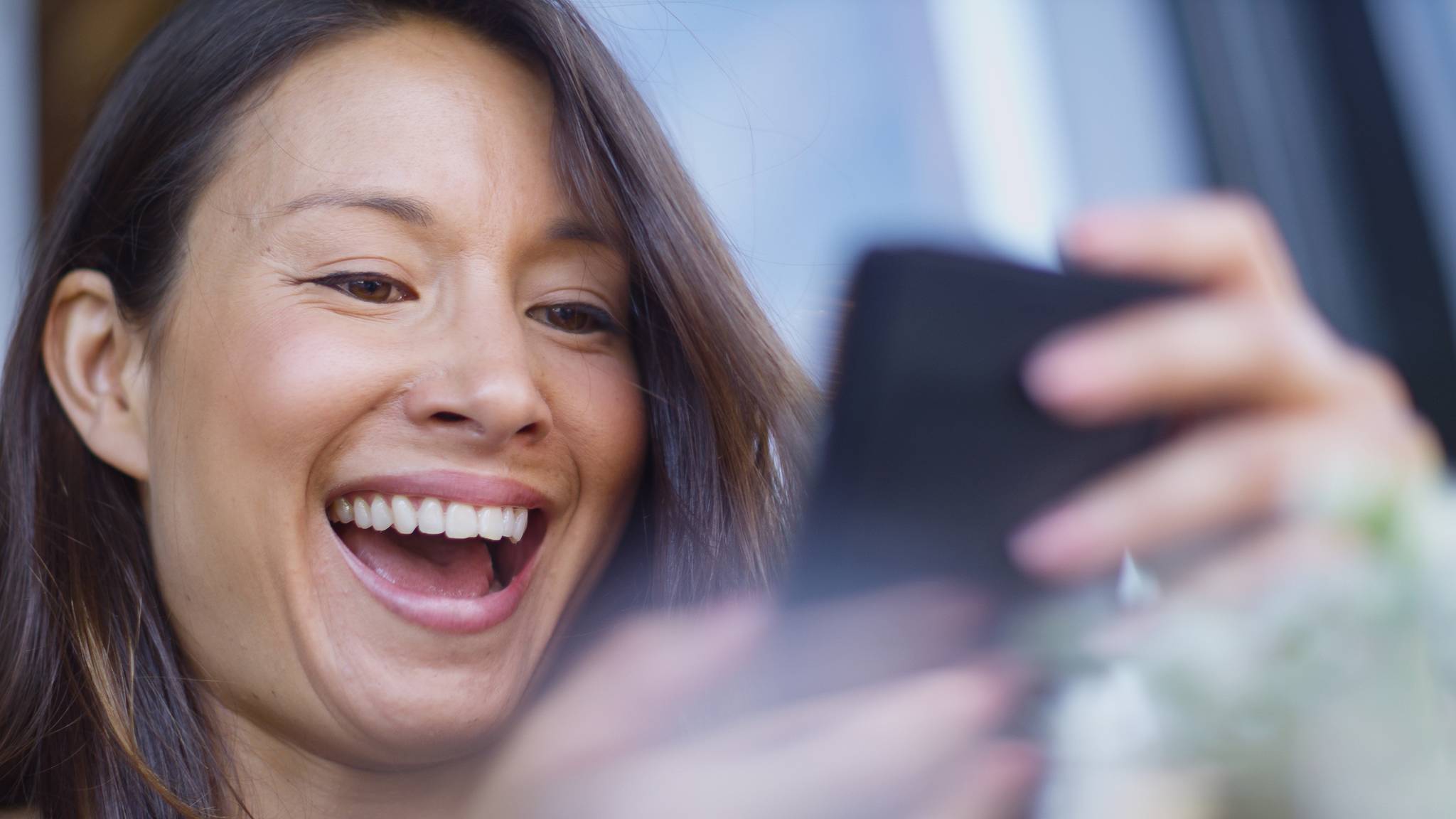 Мем девушка смеется. Смех. Мем девушка смеется. Бабы ржут. Мем девушка смеется.