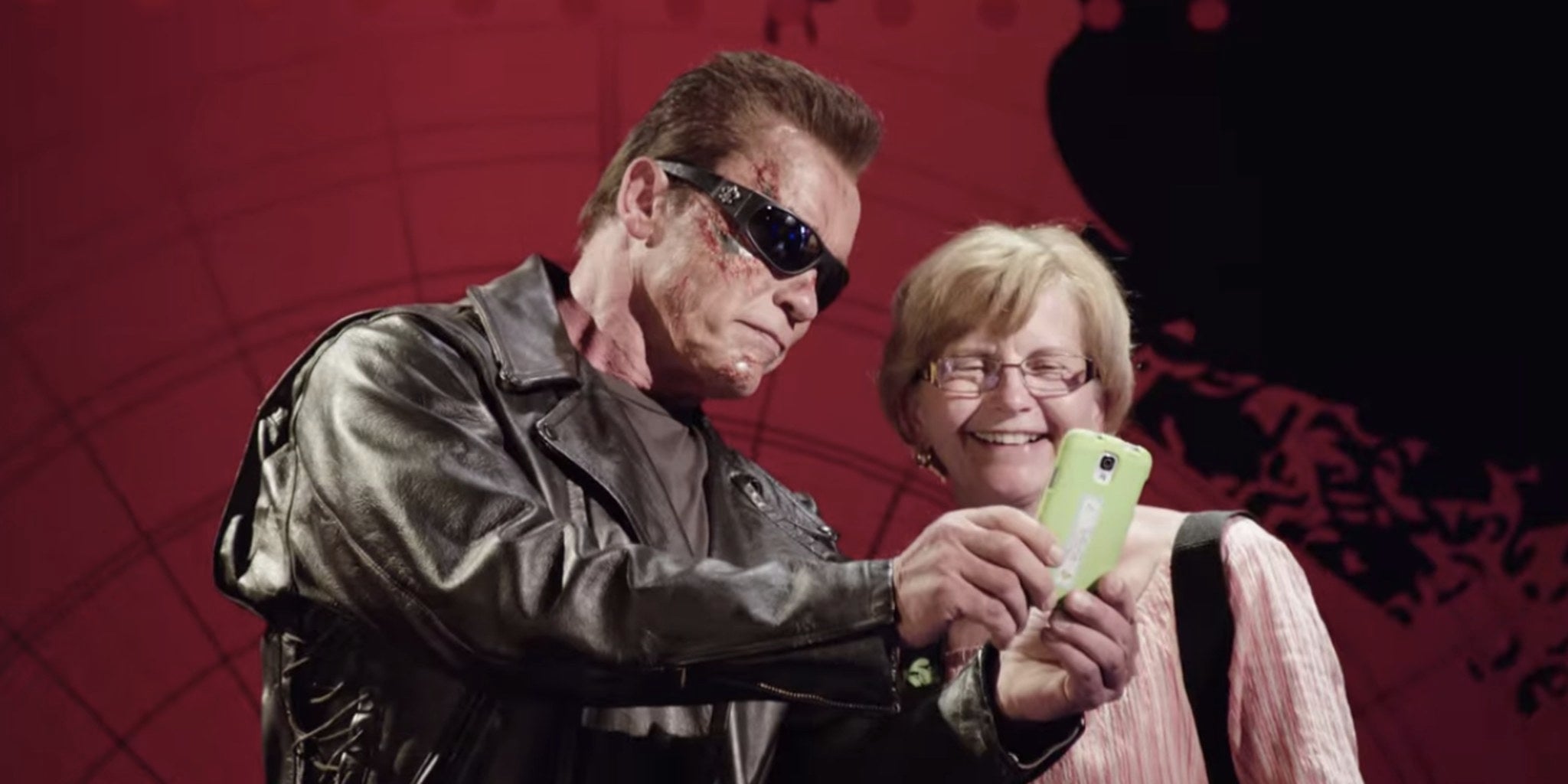 Arnold Schwarzenegger scares fans with wax statue prank