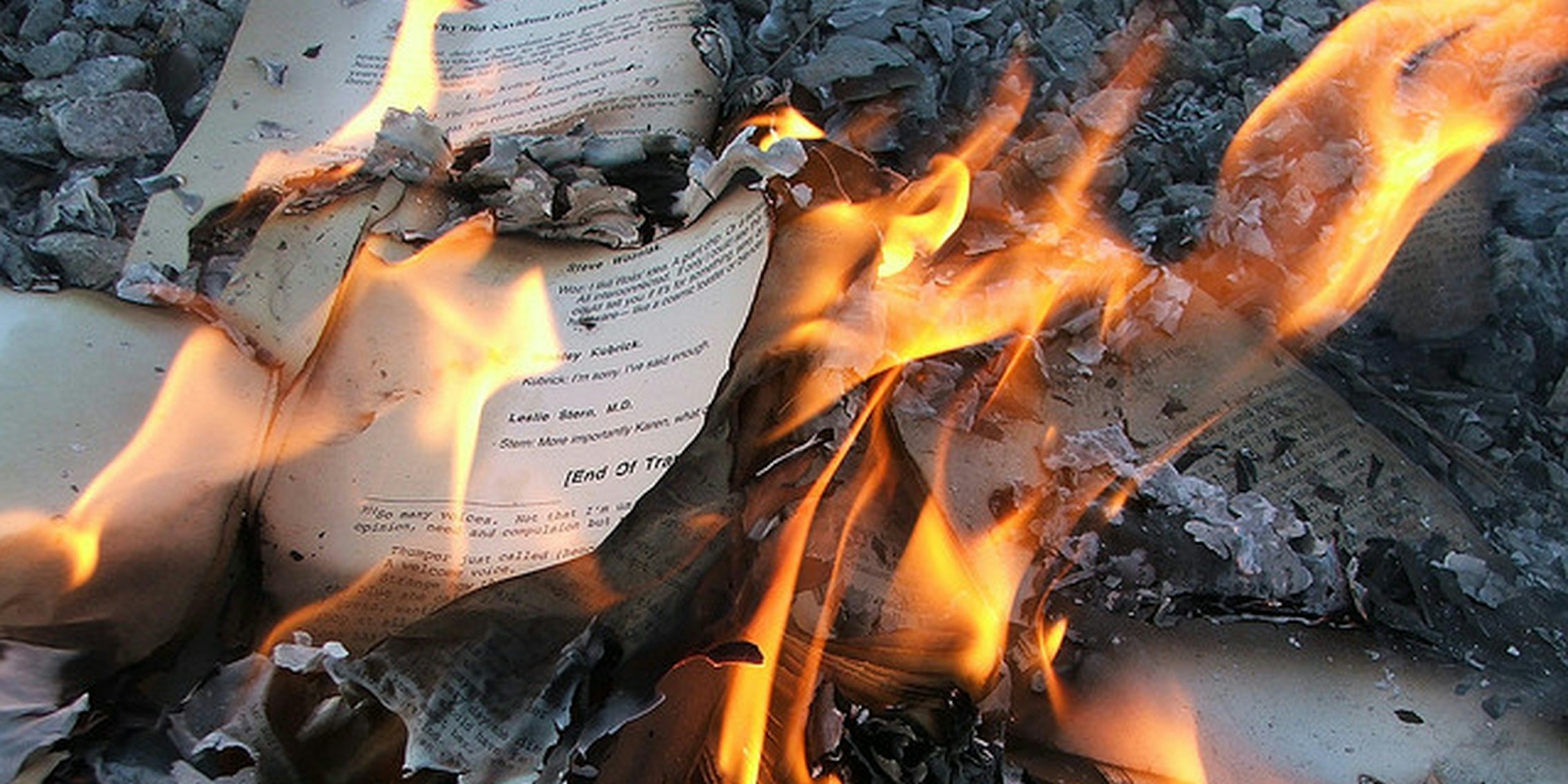 Где сжечь вещи. Библию сжигали в огне. Горящая бумага.