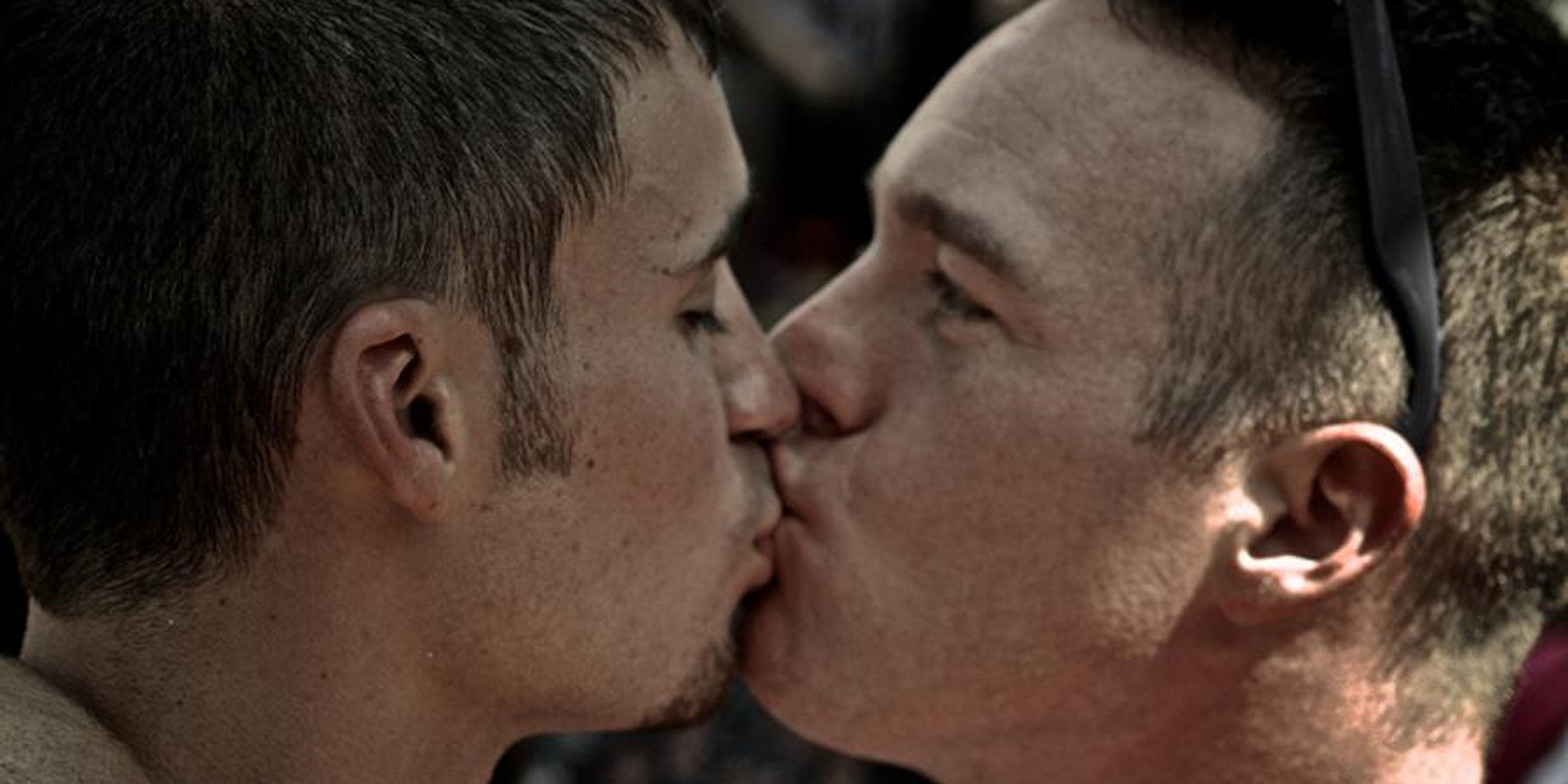 2 gay men kissing
