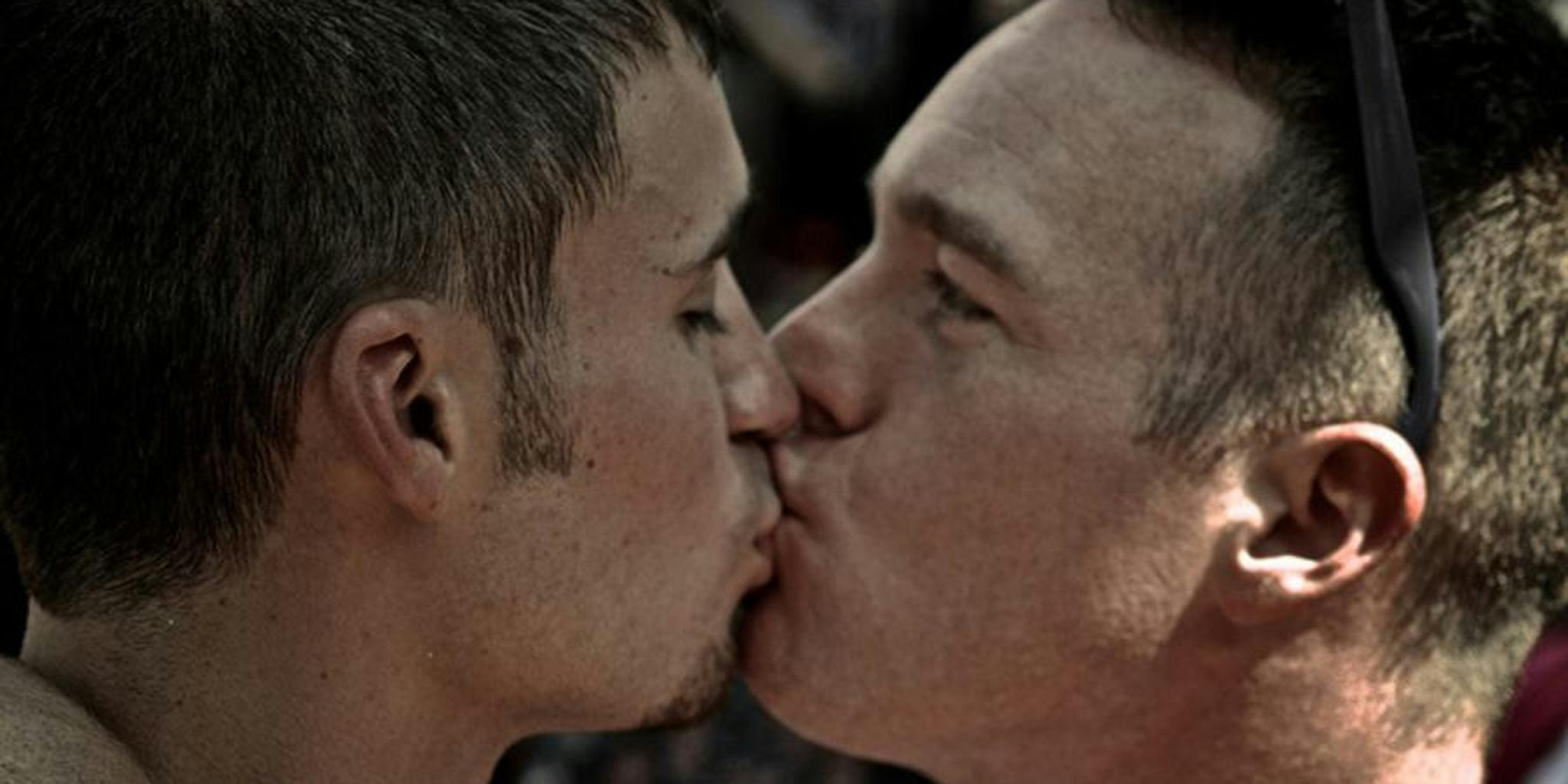 Uber driver kicks out 2 gay men for kissing