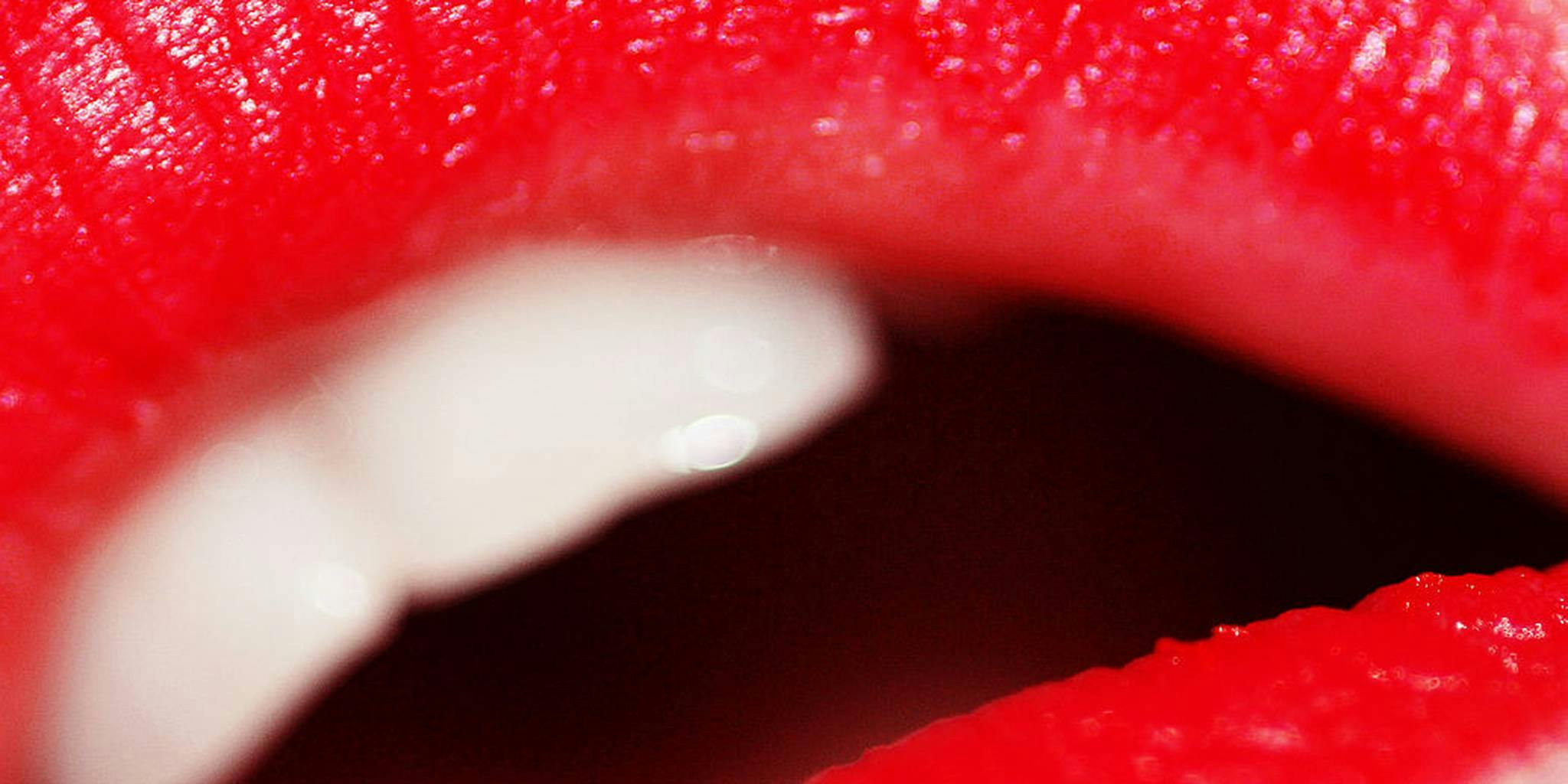 Красиво глотает красные губы. Красивый цвет губ. Красивые отсосы красные губы. С чуть черневшимися усиками верхняя губка