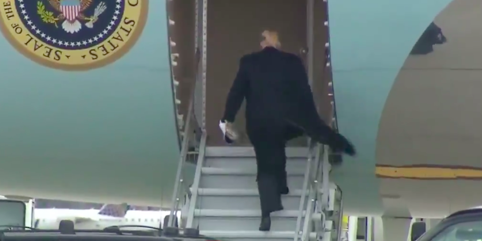 Video: Trump Ditches Melania to Board Air Force One in Bad Weather
