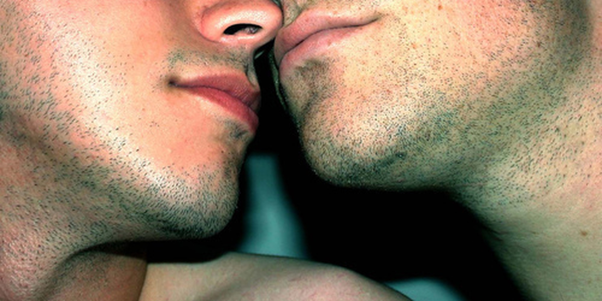 парни целуются гей фото 119