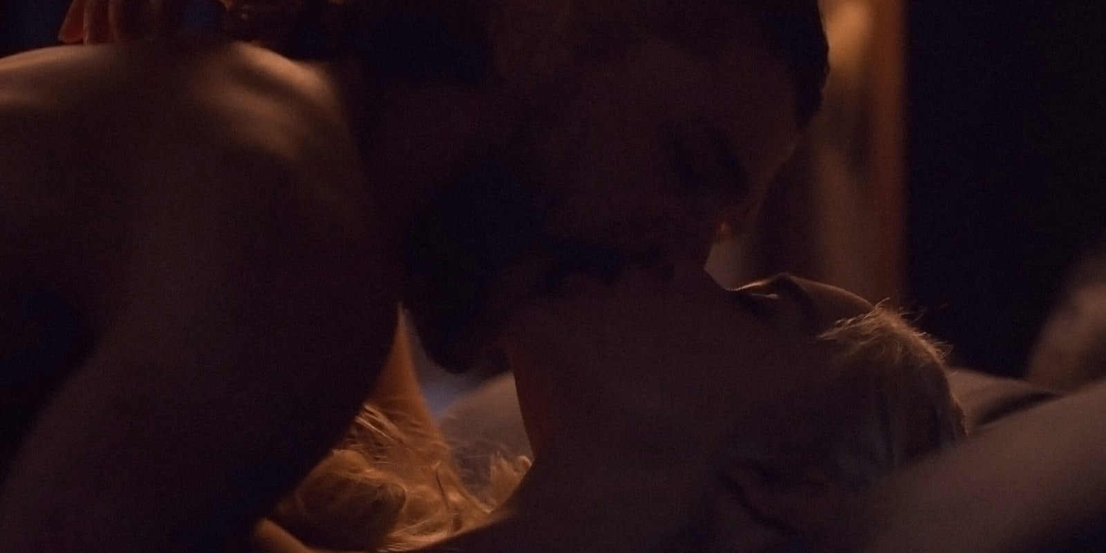 Jon Snow and Danaerys Targaryen kissing