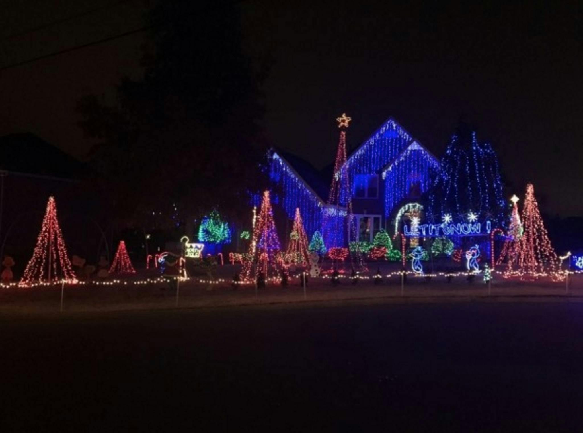 Teen Syncs Family Christmas Lights to 'Black Beatles'