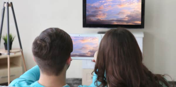 How to Connect an iPad to TV with USB (and Other Methods)