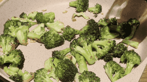chrissy teigen blue apron broccoli 