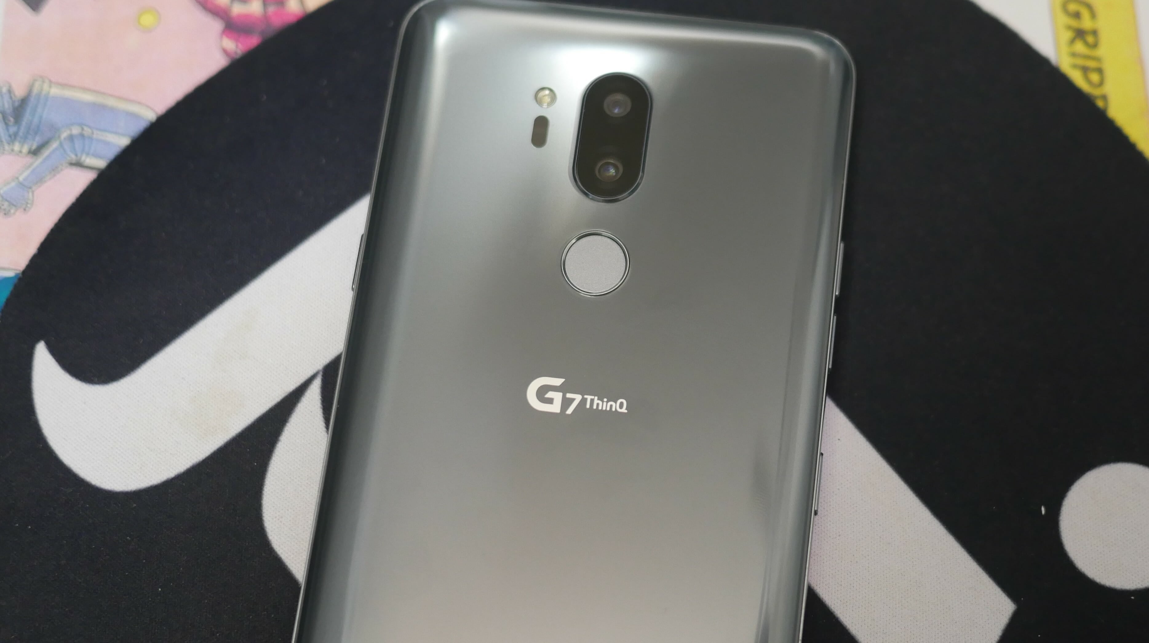 lg g7 thinq rear design