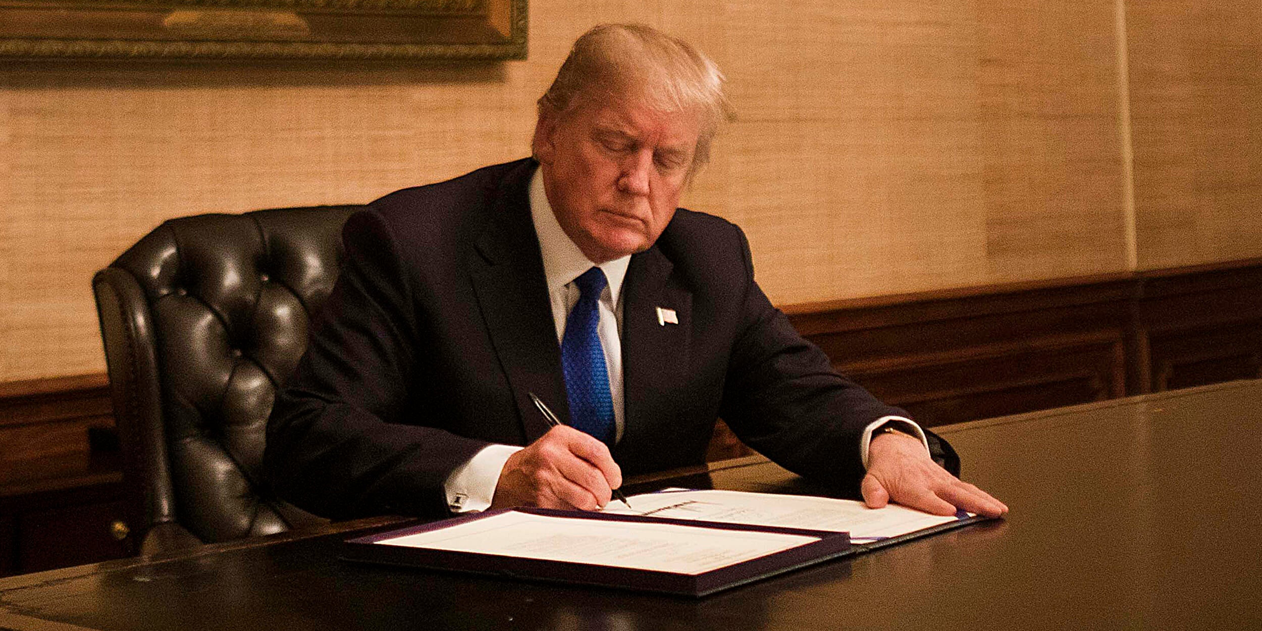 trump at desk