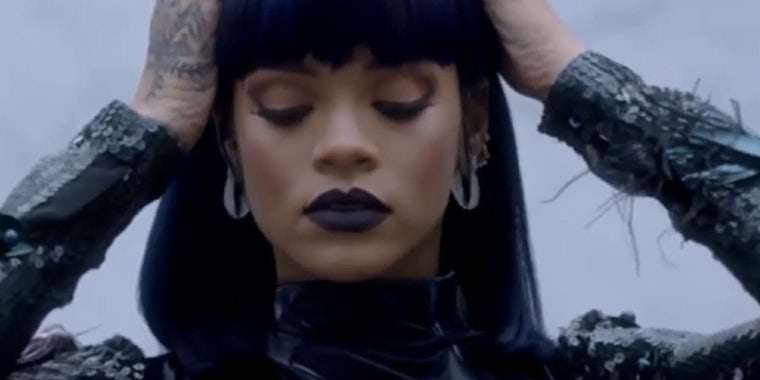 If Rihanna is sporting pencil-thin eyebrows, the trend could be making a comeback.