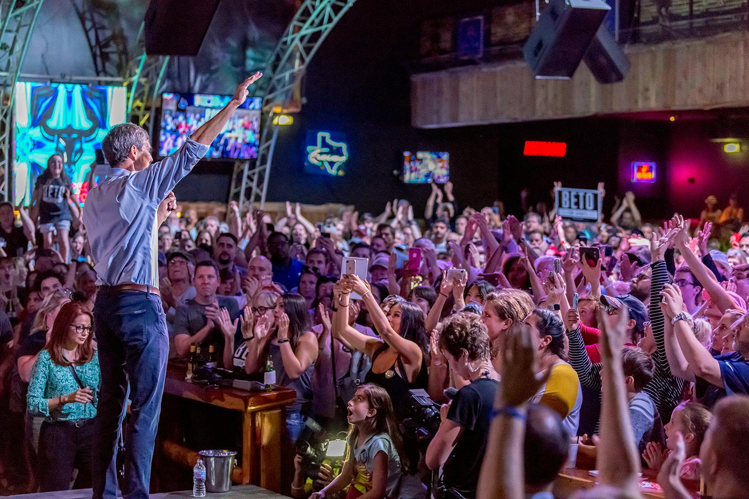 beto orourke waving at rally