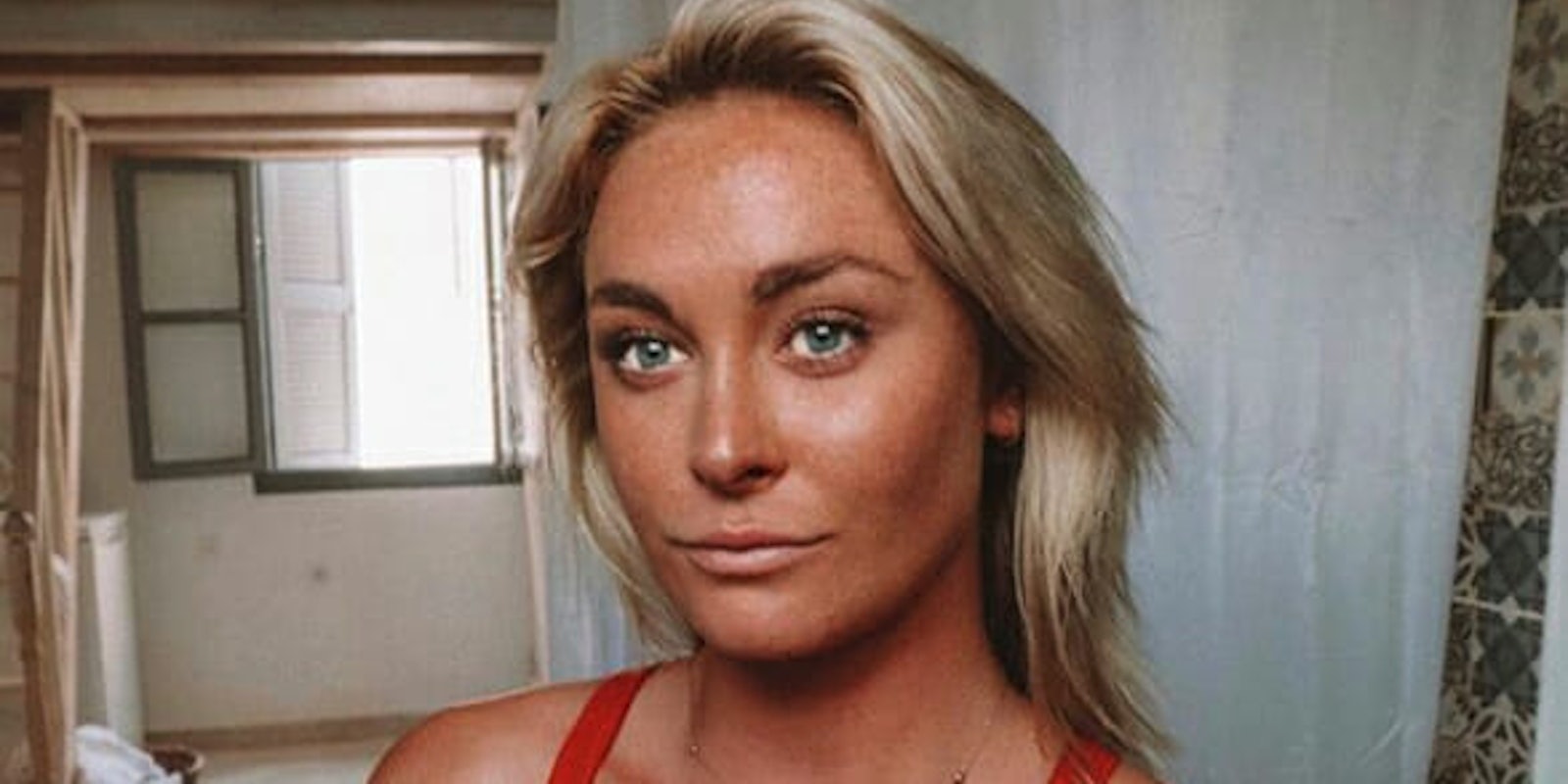 Instagram model Sinead McNamara reportedly died while working on a yacht in Greece.