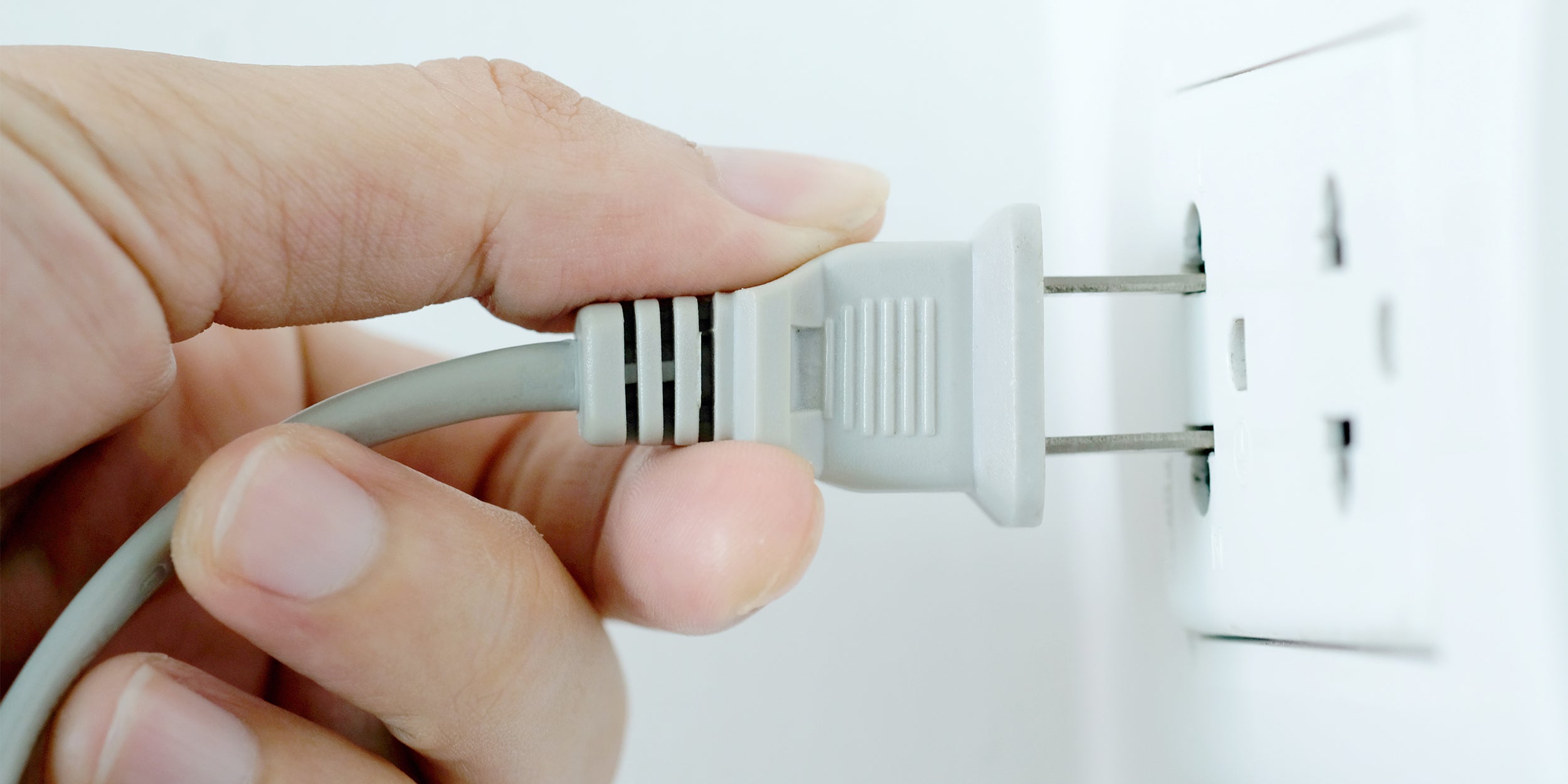 Plug in device. Отключаемая розетка. Выключенный из розетки ноутбук. Unplug TV. Компьютер отключен от розетки.