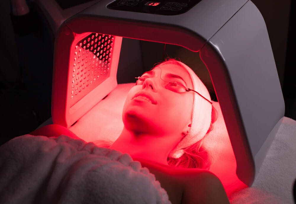 woman receiving red light therapy in a clinic