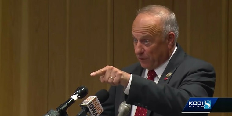 Steve King yelling at a man who asked him about the Pittsburgh shooting