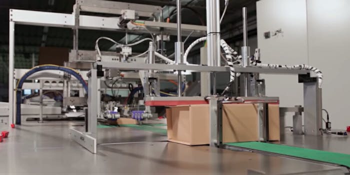 amazon-packaging-machines-workers