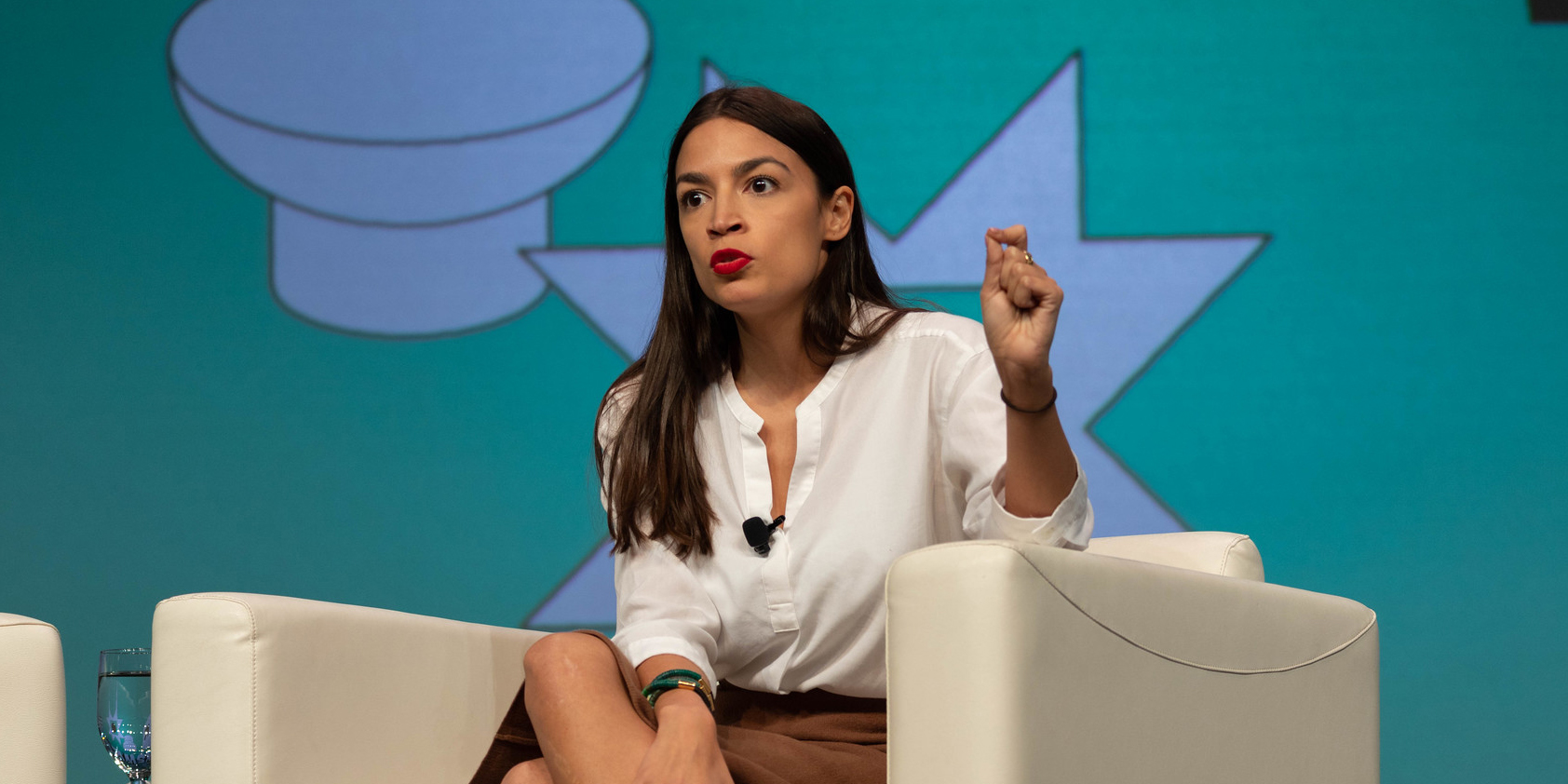 Alexandria Ocasio-Cortez Apologizes For Blocking A Critic On Twitter