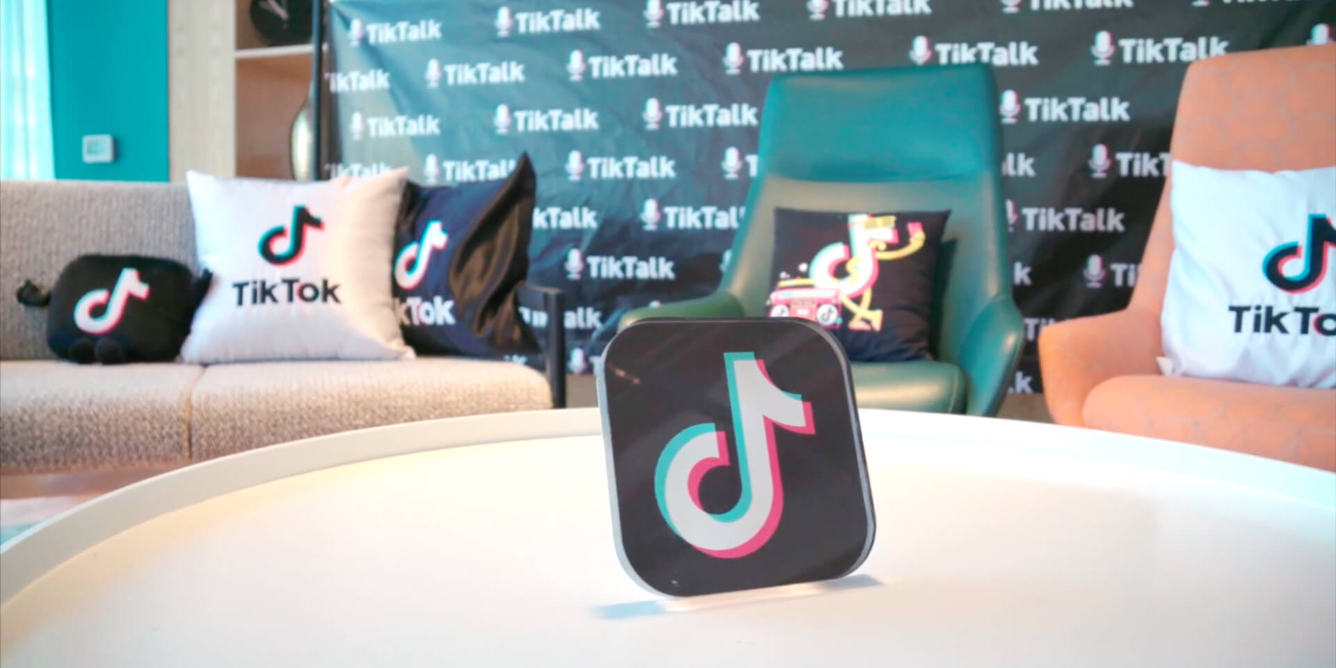 Im better im smarter. Tik Tok Headquarters. Диппенс ТИКТОК. Dilblin ТИКТОК. ТИКТОК @ket.