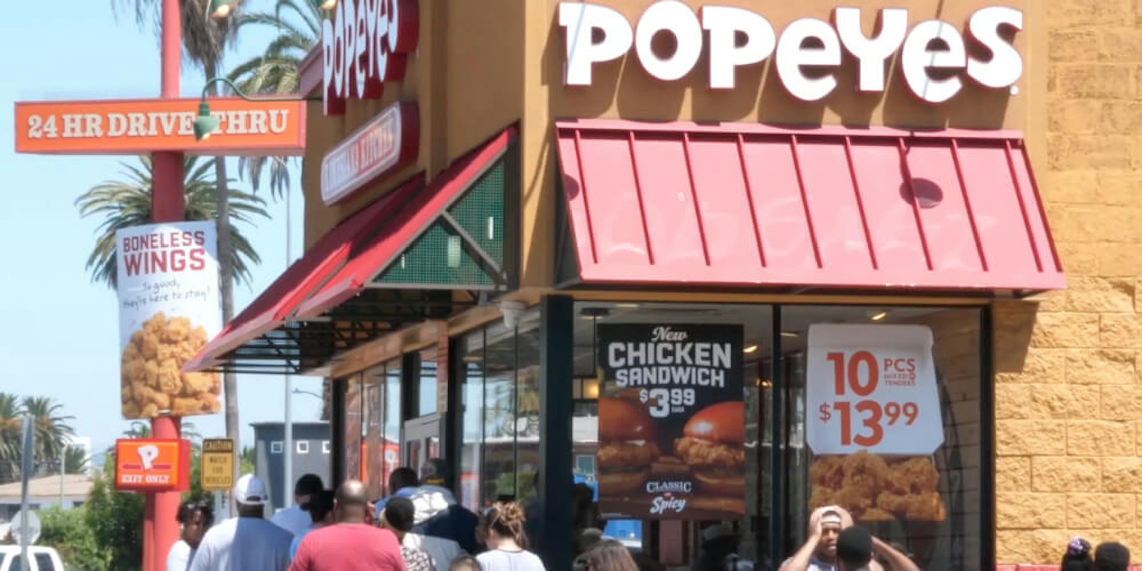 popeyes-employee-selling-sandwiches-fight