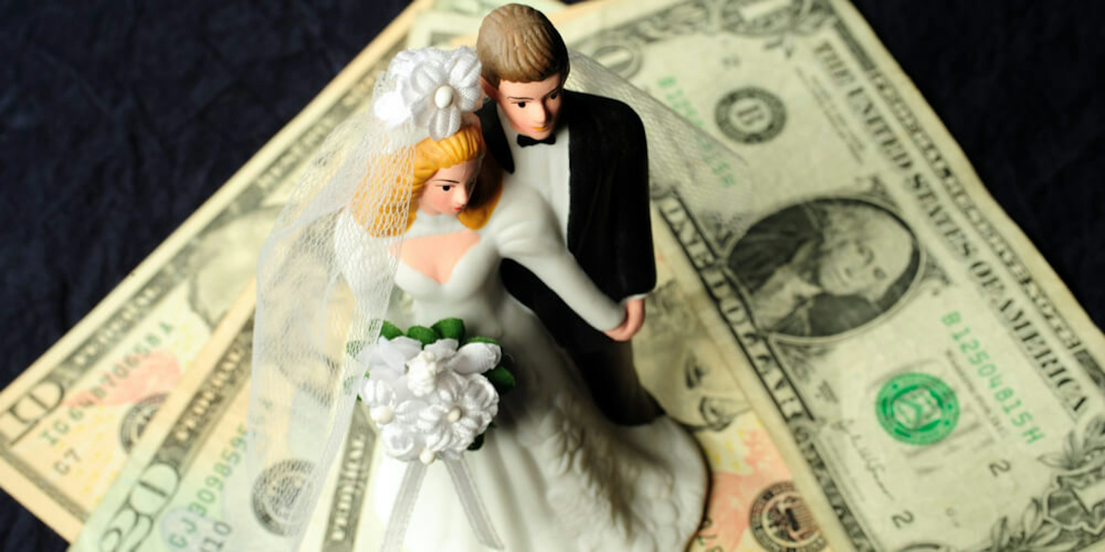 Подаренные деньги в браке. Купюра на свадьбу. Невеста с деньгами. Свадебные деньги для конкурсов. Жених с деньгами.