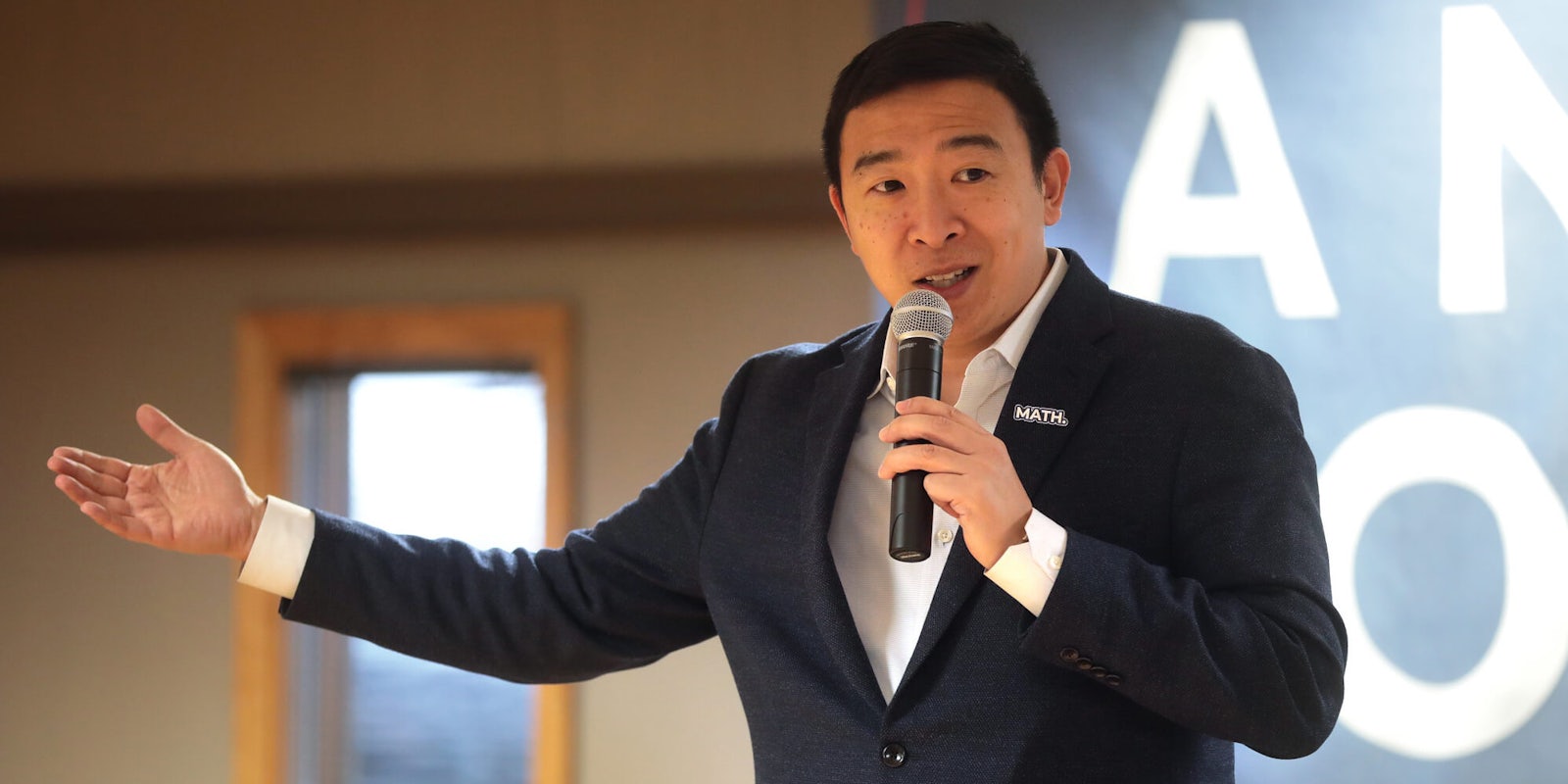 Andrew Yang Suspends Campaign