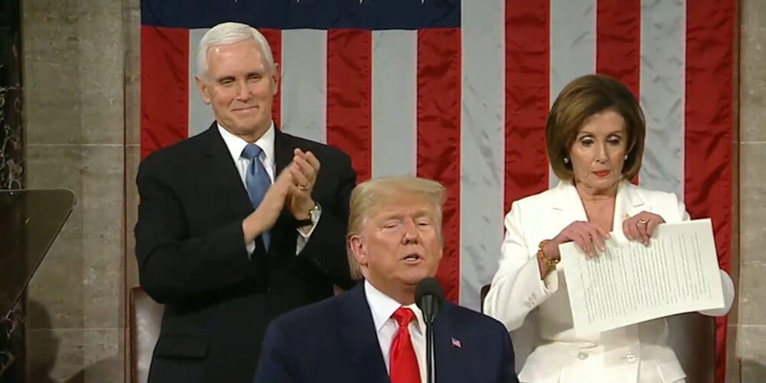 Выступление Трампа. Трамп пожимает руку Мем. Трамп со спины.