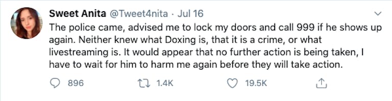Sweet Anita tweet saying, "The police came, advised me to lock my doors and call 999 if he shows up again. Neither knew what Doxing is, that it is a crime, or what live streaming is."