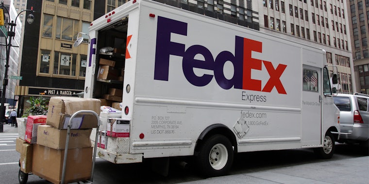 FedEx driver refuses to help elderly fallen man