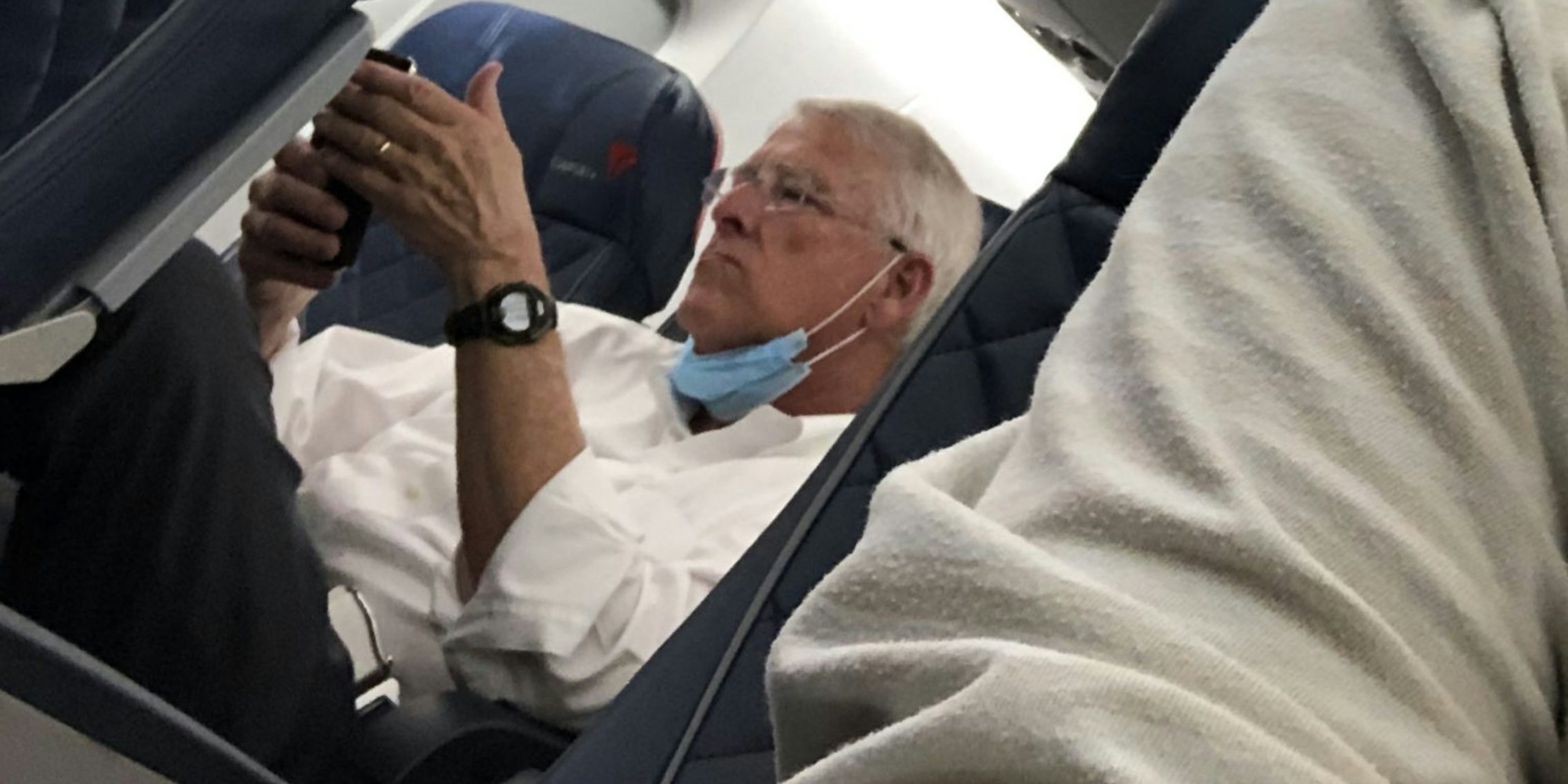 Senator Roger Wicker not wearing a mask on a plane