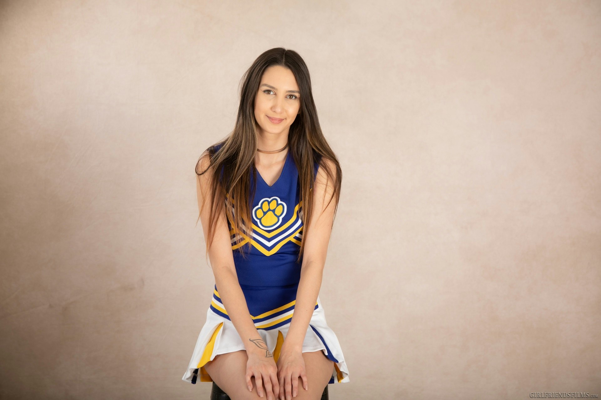 Andreina Deluxe smiling in her cheer uniform.