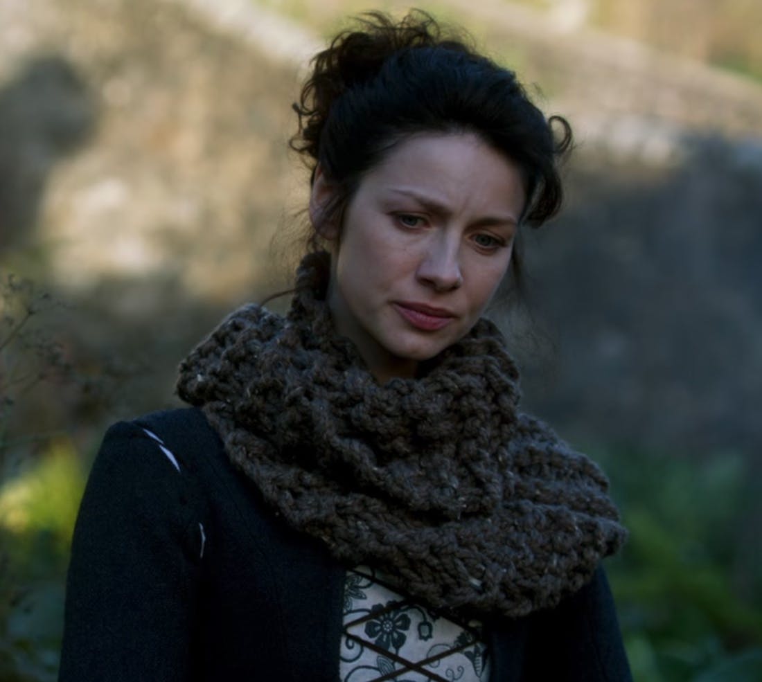 An image of Outlander season 1 that shows Claire in the knitted cowl.