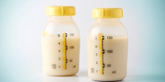 瓶母亲母乳。性别歧视乳白色的MEME开始于4千南。