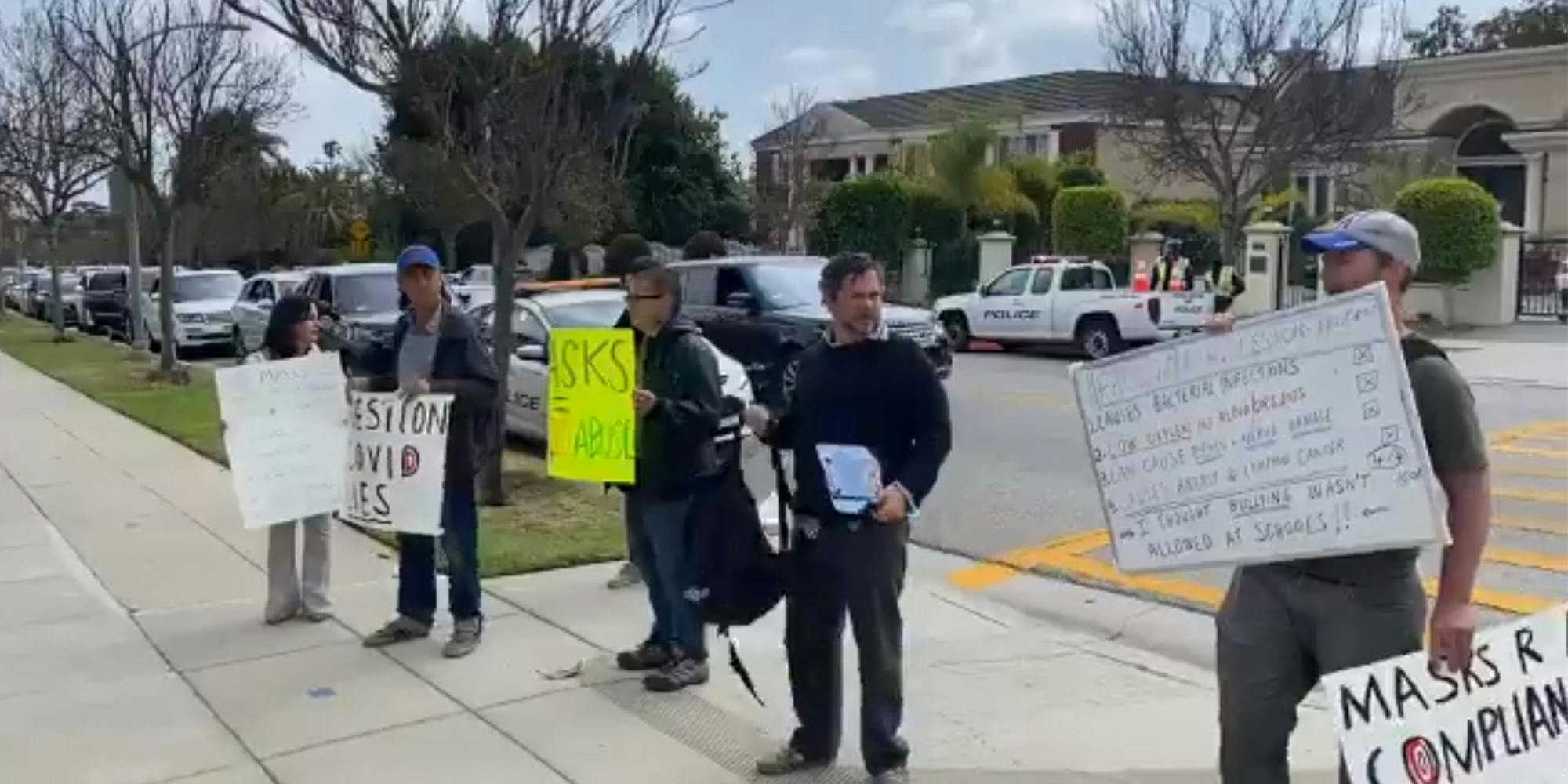 antimask protest at elementary school