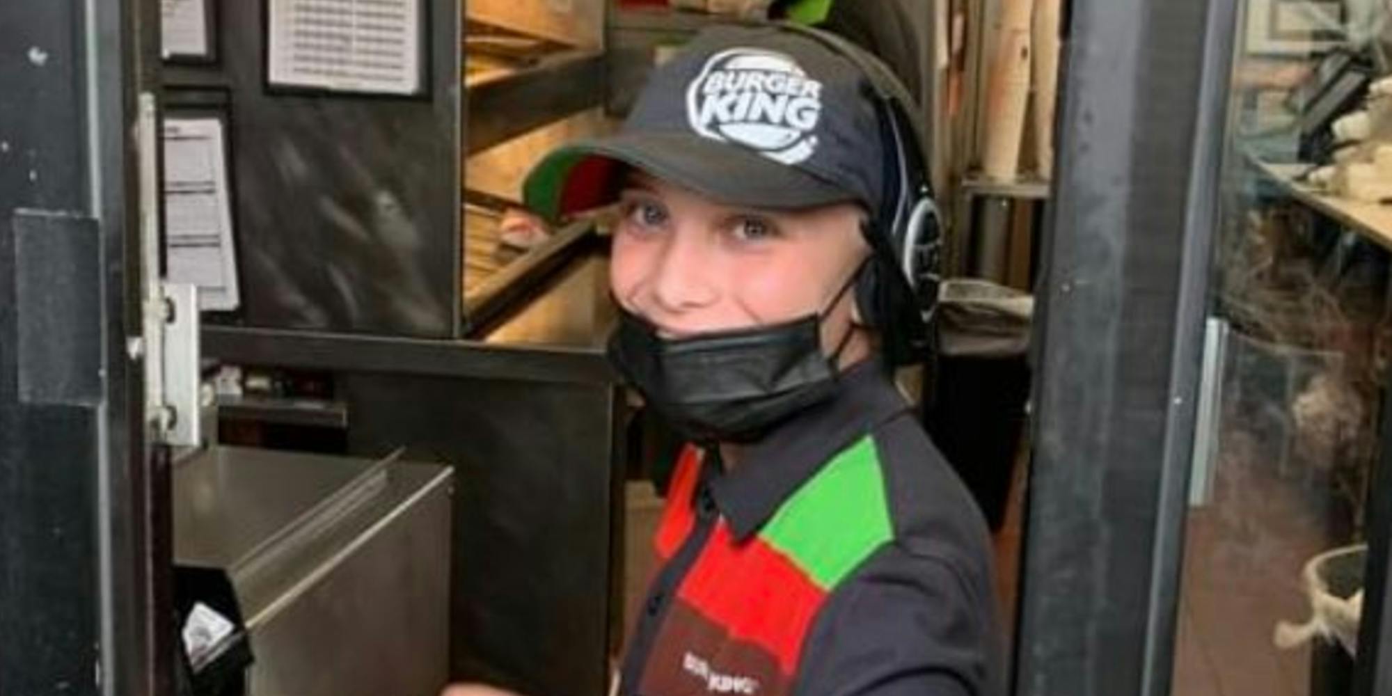 man-criticized-for-celebrating-kid-son-working-at-burger-king