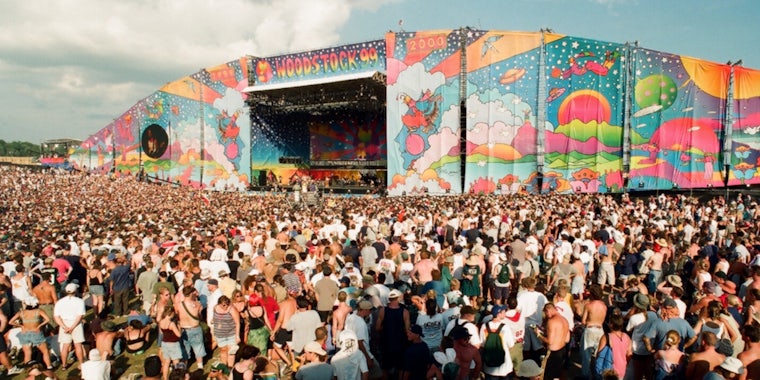 a crowd from Woodstock 99