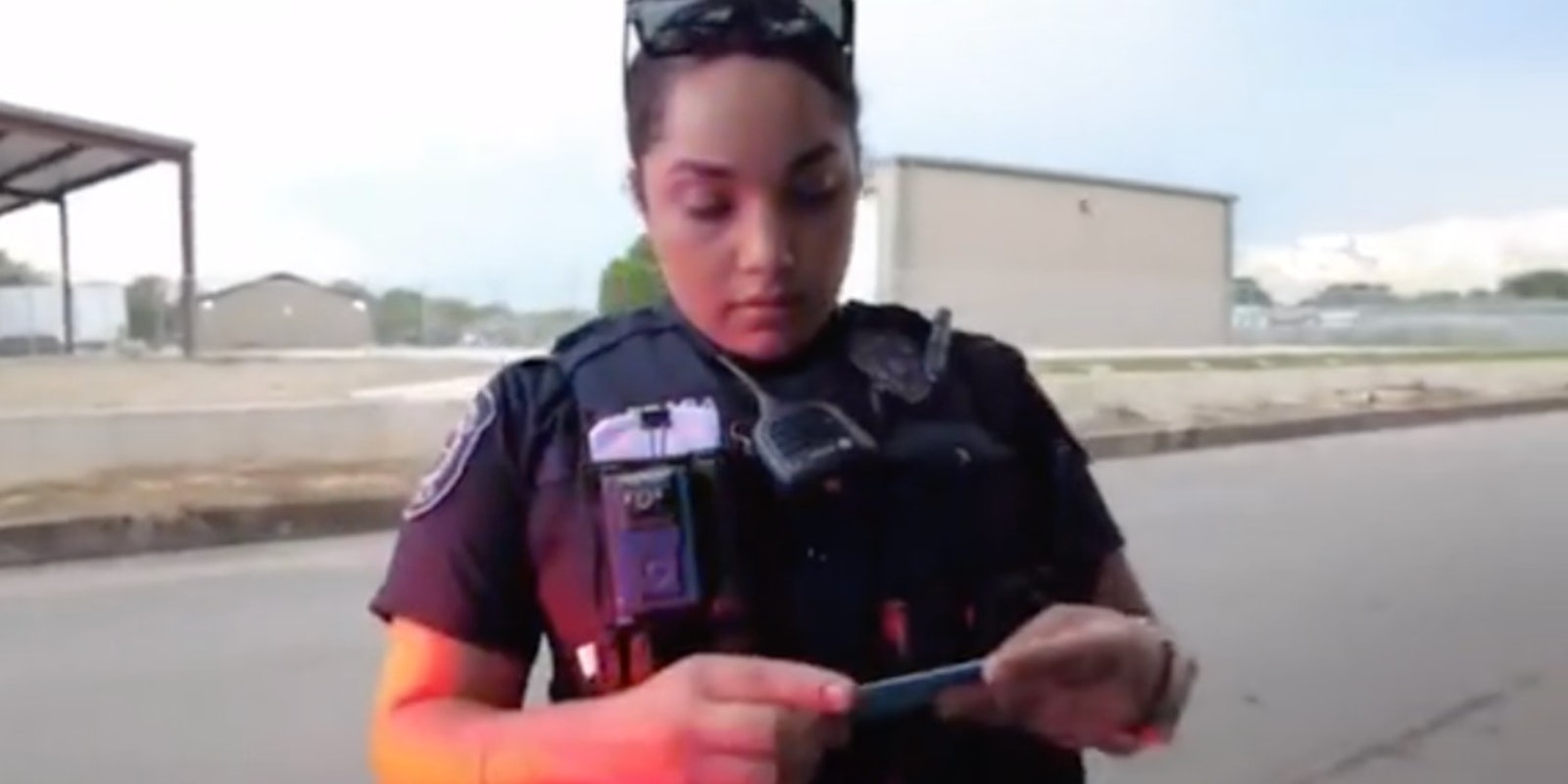 Texas officer questions driver for driving without Texas driver's license