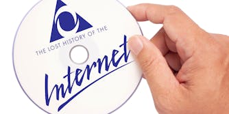 手持CD的手拿着“互联网丢失的历史”作为AOL徽标