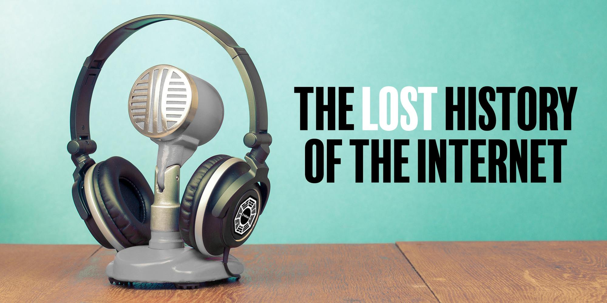 侧面带有达摩倡议标志的耳机，安装在电容话筒支架上，标题为“失去的互联网历史”
