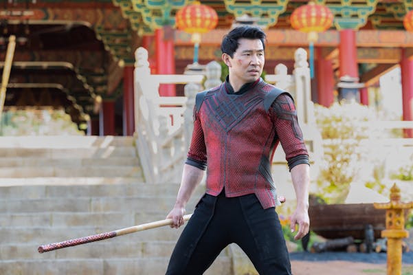 shang-chi holding a weapon