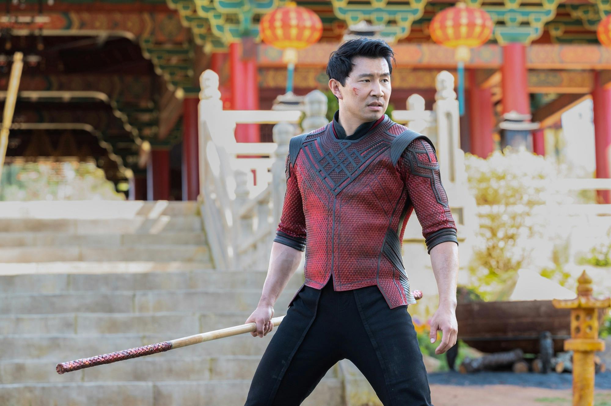 shang-chi holding a weapon