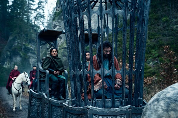 a man in a cage surrounded by aes sedai