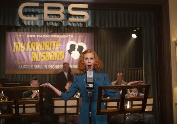 lucille ball (center) performing a radio show in being the ricardos