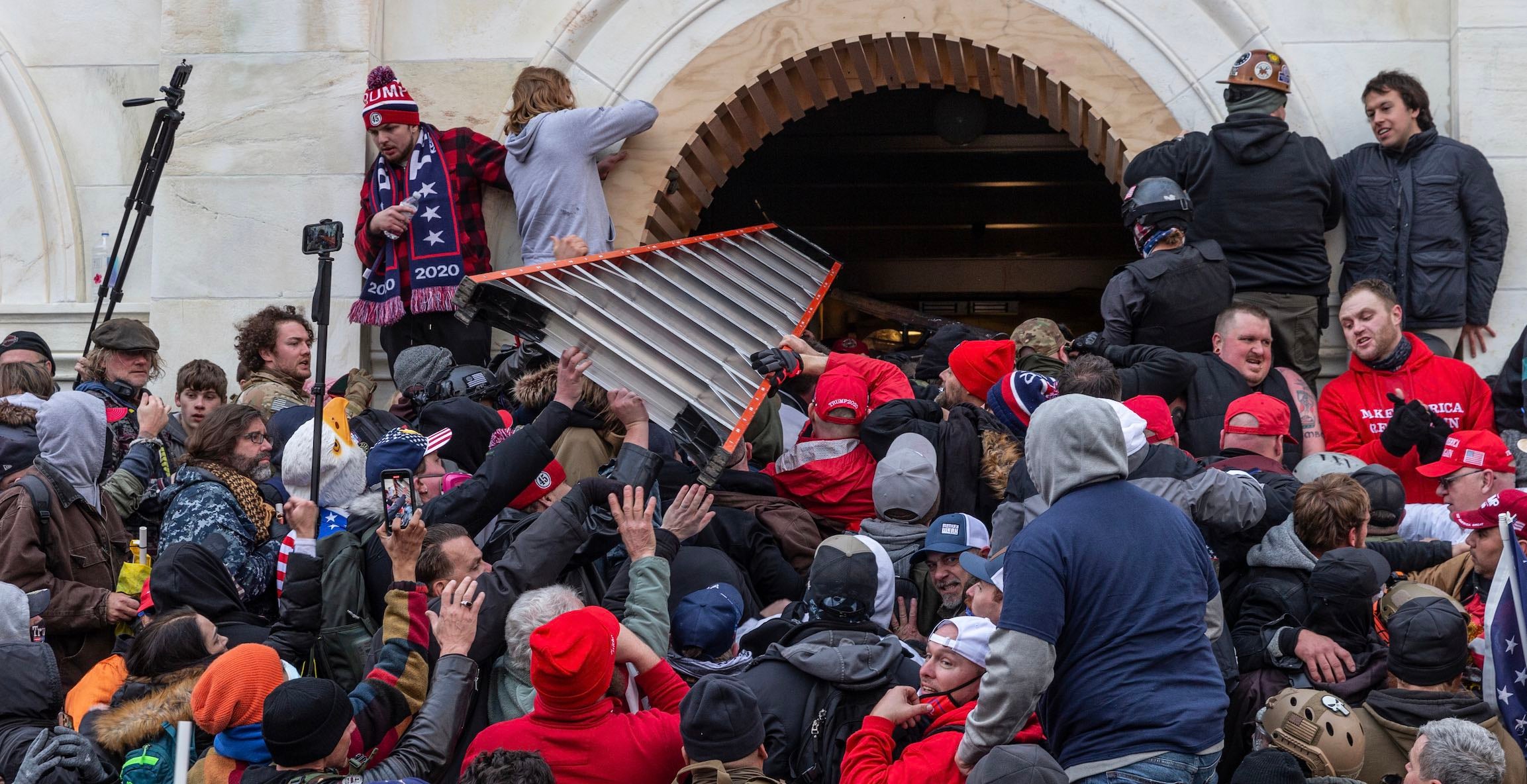 rioters attempting to break into the capito