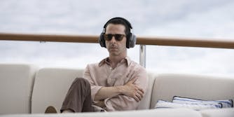 肯德尔·罗伊（杰里米·斯特朗）坐在船上戴着耳机