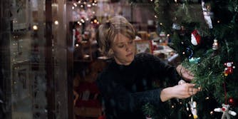 梅格·瑞安（Meg Ryan）在电影中装饰一棵树，你收到的邮件
