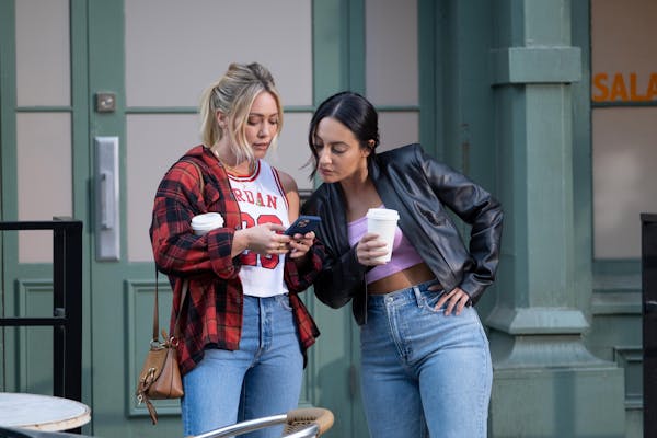 hilary duff (l) and francia raisa (r) in how i met your father