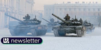 坦克在圣彼得堡俄罗斯。在左下角是每日DOT时事通讯标识。必威手机版